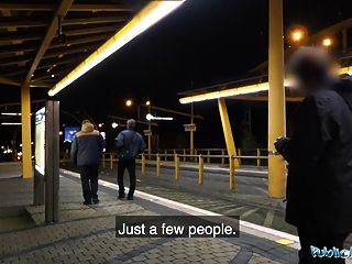 स्टेशन पर सार्वजनिक एजेंट रात का समय आउटडोर सेक्स